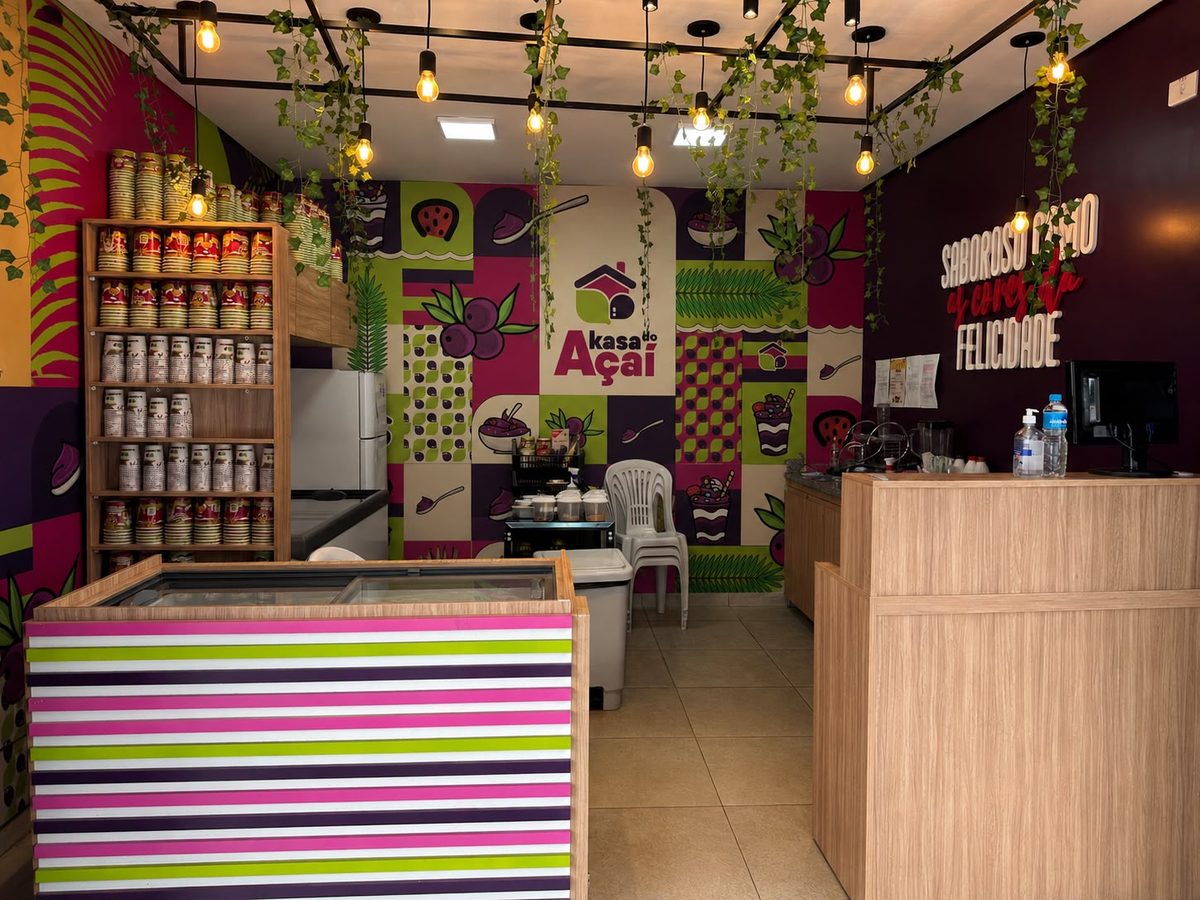 Interior de uma unidade Akasa, com a parede temática da marca